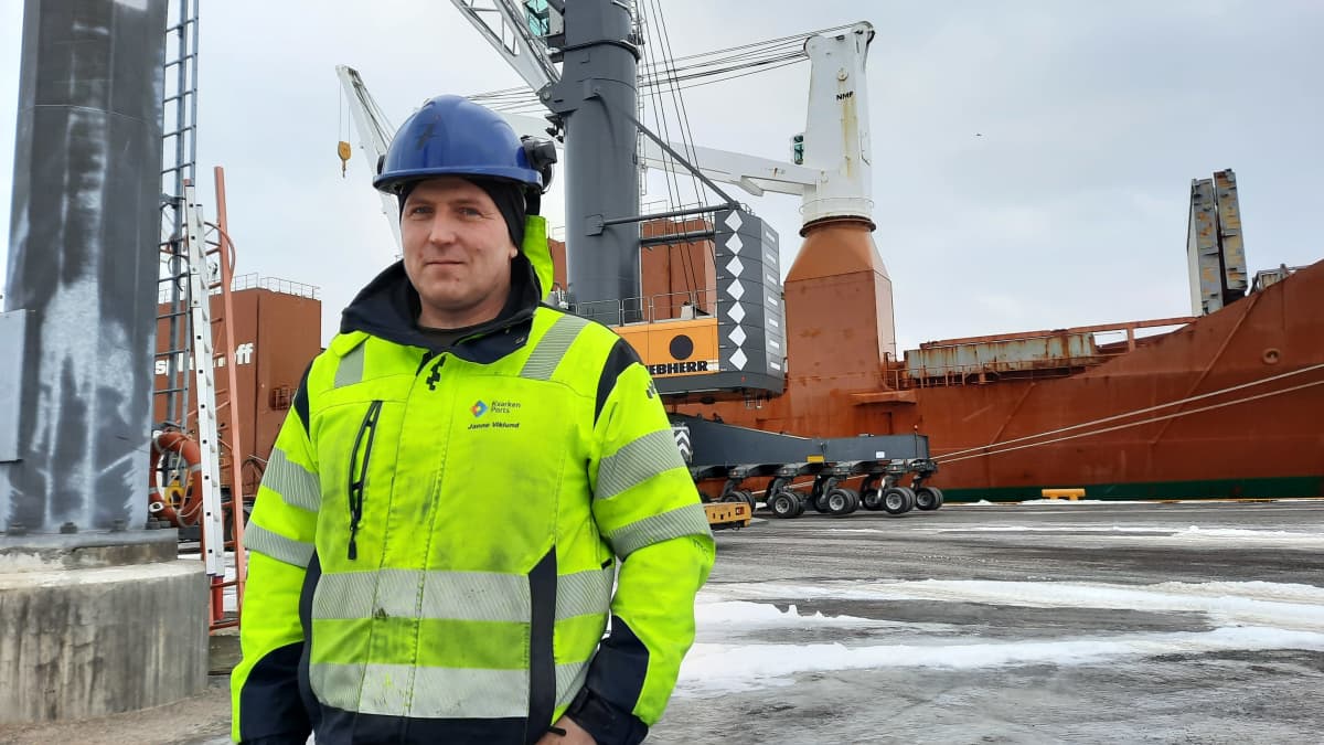 Janne Viklund katsoo kameraan Vaasan satamassa.