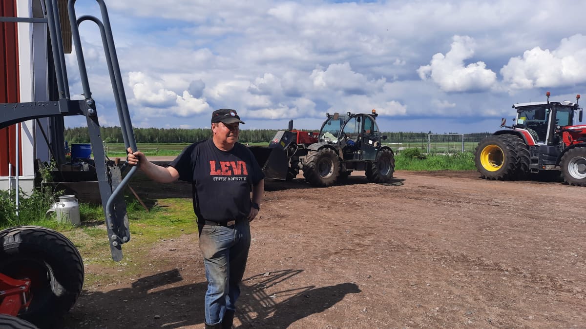 Toholampilainen Ilpo Wennström perusti tilalleen biokaasulaitoksen vuonna 2019. Kuva vuodelta 2021.