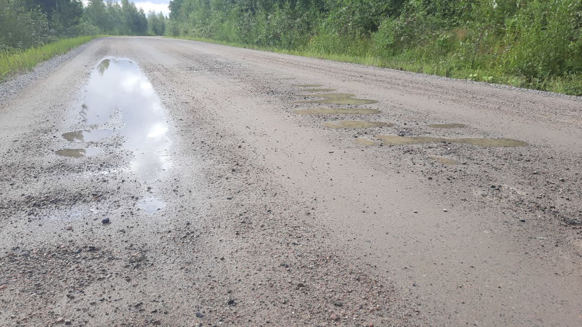 Liian märkä tie ei kestä raskasta kalustoa ja liian kuivalla tiestä ...