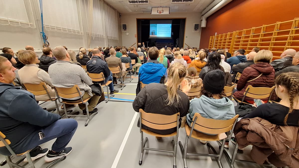 Suomalais-venäläisen kieliluokkatoiminnan jatkosta keskusteltiin Turun Puolalan koulun Puutarhakadun koulurakennuksessa.