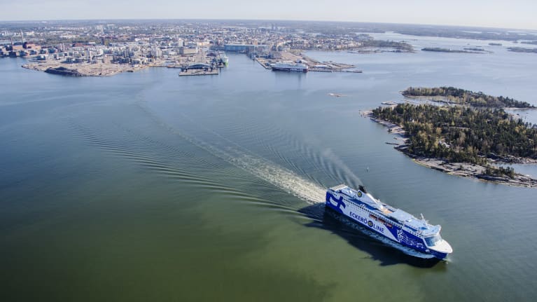Kuvassa on Helsingistä lähtenyt Eckerö Linen M/S Finlandia-alus toukokuussa 2020.