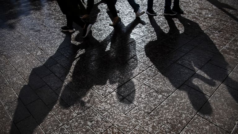 Kuvassa on maahan piirtyviä varjoja Helsingin keskustassa elokuussa 2020.