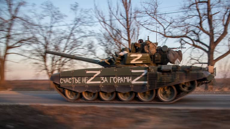 Venäläinen panssarivaunu, jonka kyljessä on Z-merkki.