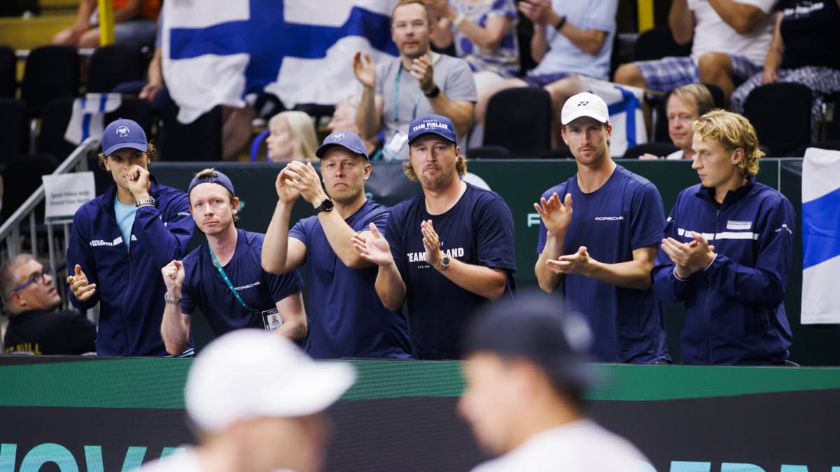 Suomen tennisjoukkueen vaihtopenkki kannustaa.