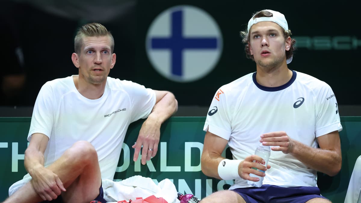Jarkko Nieminen ja Otto Virtanen istuvat penkillä kesken ottelun.