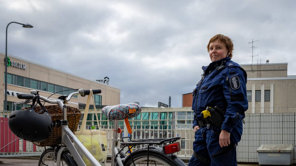 Ylikonstaapeli Elina Pohjoisaho seisoo polkupyörän vieressä.