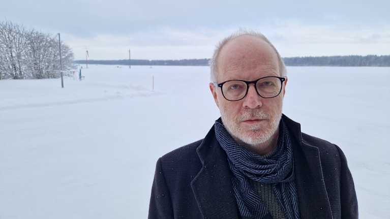 Projektipäällikkö Petteri Lehti LUT-yliopistosta seisomassa talvisessa maisemassa Lappeenrannan lentoasemalla.