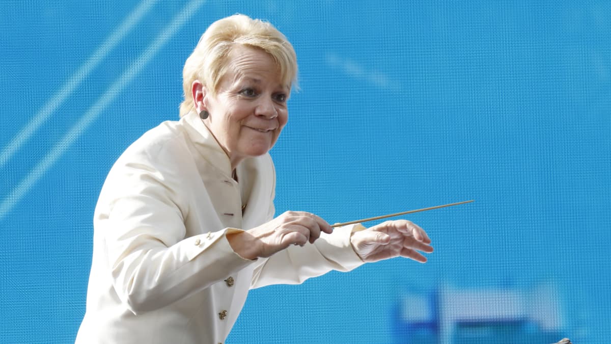 Marin Alsop johtaa orkesteria valkoisessa asussa.