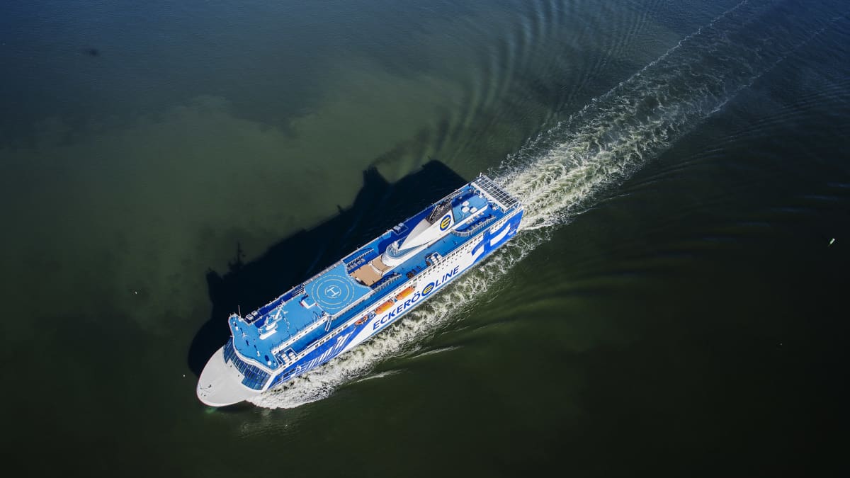 Kuvassa on Helsingistä lähtenyt Eckerö Linen M/S Finlandia-alus toukokuussa 2020.