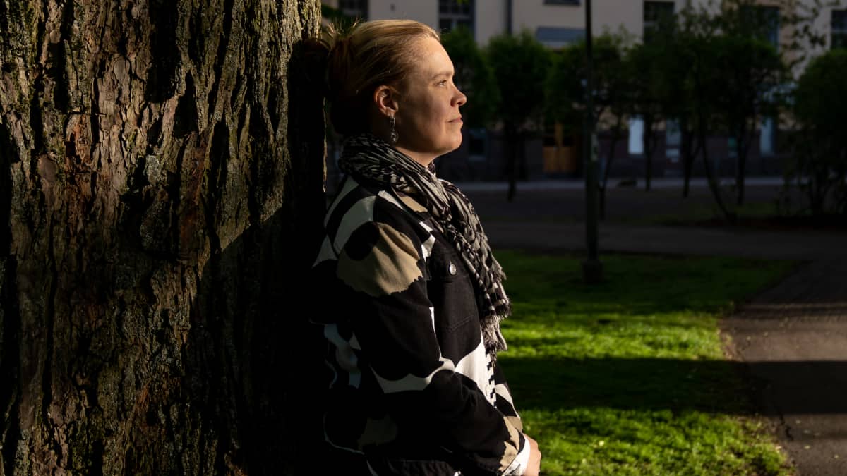Helsinkiläinen Laura Jahn kuvattuna Ullanpuistikossa Ullanlinnassa, aiheena koronan jälkeiset tavat ja tottumukset, 30.5.2023.