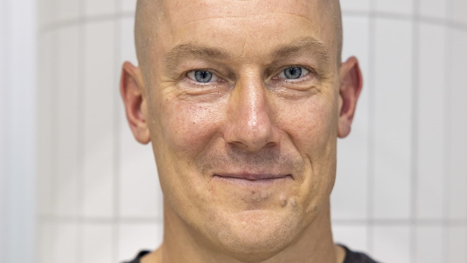 Entinen kilpauimari, maailmanmestari ja olympiamitalisti Antti Kasvio kuvattuna Mäkelänrinteen uintikeskuksessa.