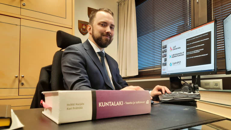 Lappeenrannan apulaiskaupunginjohtaja Tuomo Sallinen istuu työpöytänsä ääressä