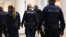 Poliiseja menossa turvasaliin jossa käsiteltiin katujengiläisten suunnittelemaa joukotappelua, Helsingin käräjäoikeudessa.