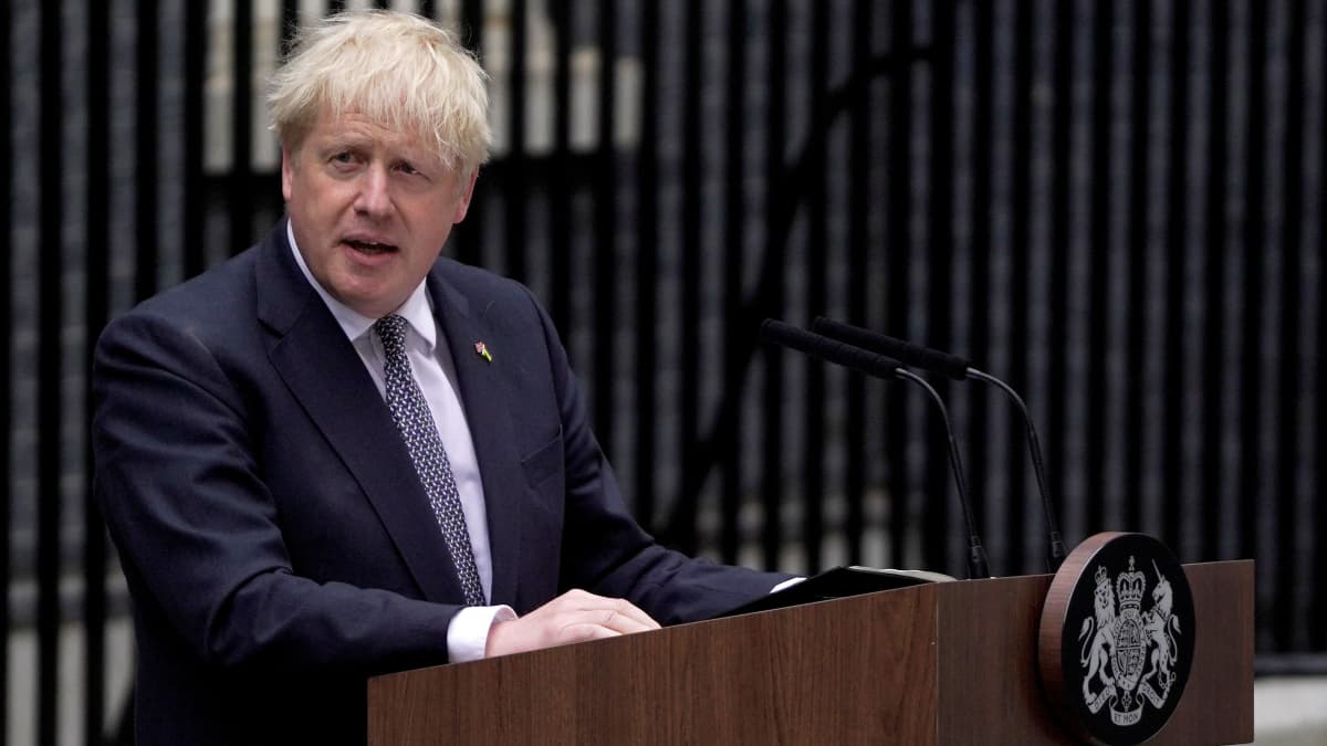 Boris Johnson bakom en talarstol utanför 10 Downing Street.