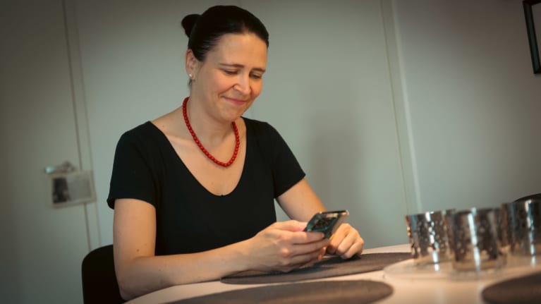 Virpi Tuohisto käyttää virtuaalista luottokorttia kotonaan.