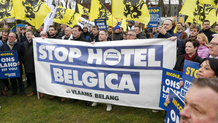 Vlaams Belangin kannattajia. Monella on lippu, jossa on tyylitelty leijona.