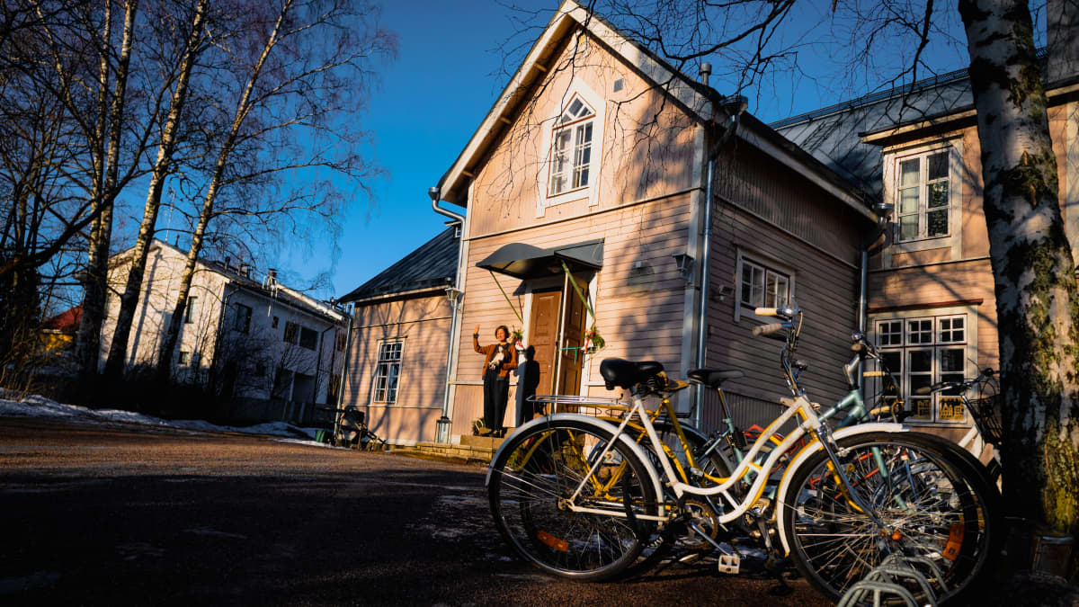 Nukketeatteritaiteilija Mila Nirhamo Pakilan työväentalon ovella.