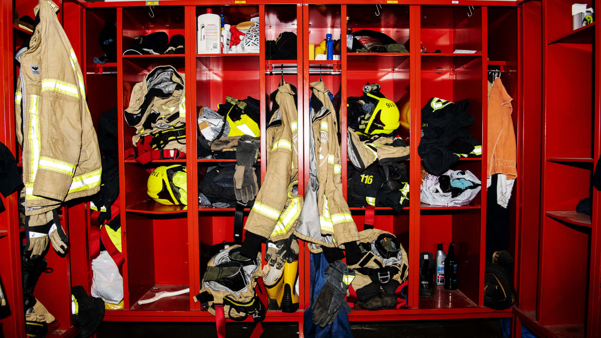 Kuvassa on palomiesten varusteita ja kypäriä.