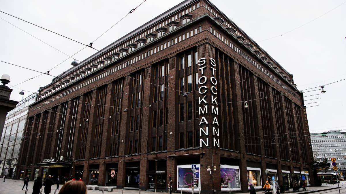 Kuvassa on Stockmannin myymälä Helsingin Aleksanterinkadun ja Mannerheimintien kulmassa.
