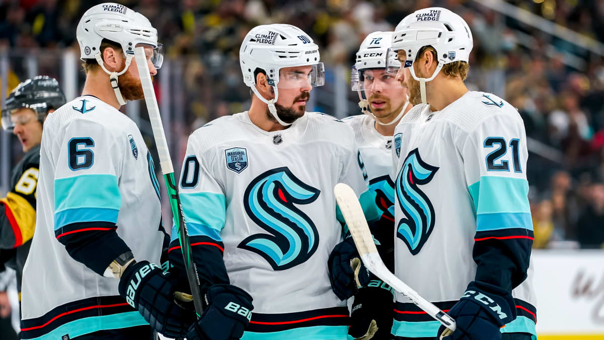 Adam Larsson, Marcus Johansson, Joonas Donskoi ja Alex Wennberg pitävät palaveria jäällä.
