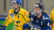 Rosa Lindstedt (oik.) ja Ruotsin Jessica Adolfsson pelin tuoksinnassa.