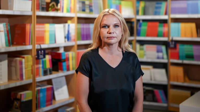 Uusia ja käytettyjä oppimateriaaleja myyvän Jameran toimitusjohtaja Hanna Haukkapää kuvattuna Helsingin keskustan kirjakaupassa.