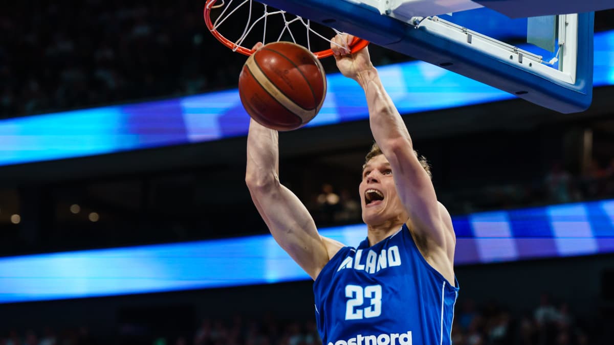 Lauri Markkanen donkkaa Suomen maajoukkueen ottelussa.