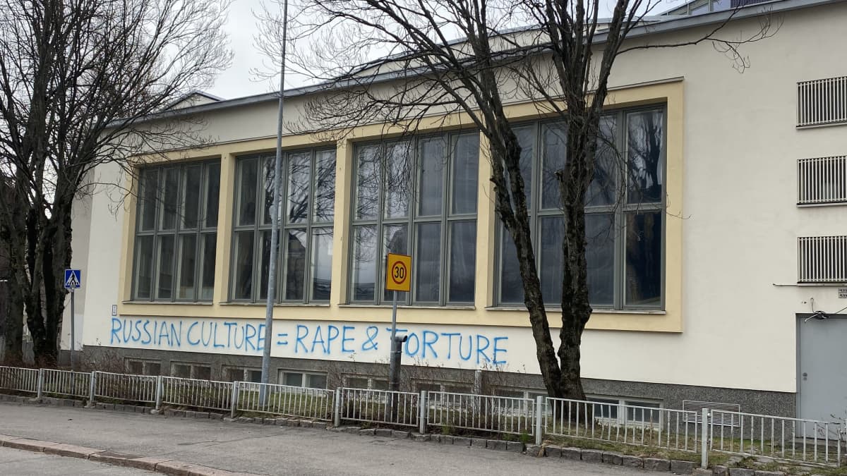 Venäjän tiede- ja kulttuurikeskuksen seinään on kirjoitettu tekstiä, jossa venäläisen kulttuurin sanotaan olevan yhtä kuin raiskausta ja kidutusta.