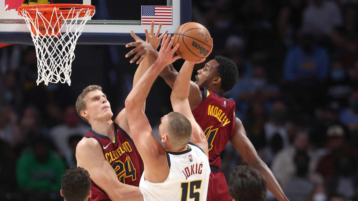 Lauri Markkanen puolustaa Nikola Jokicia korin alla. 