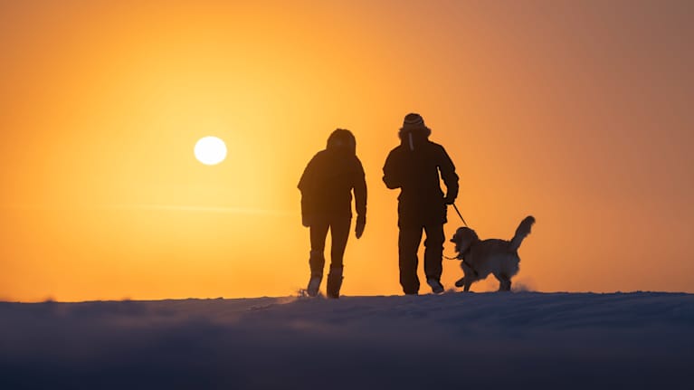 Oskari Ja Saara Adler hymyilevät Lapin maisemissa kameralle.
