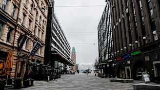 Kuvassa on Helsingin Keskuskatu.
