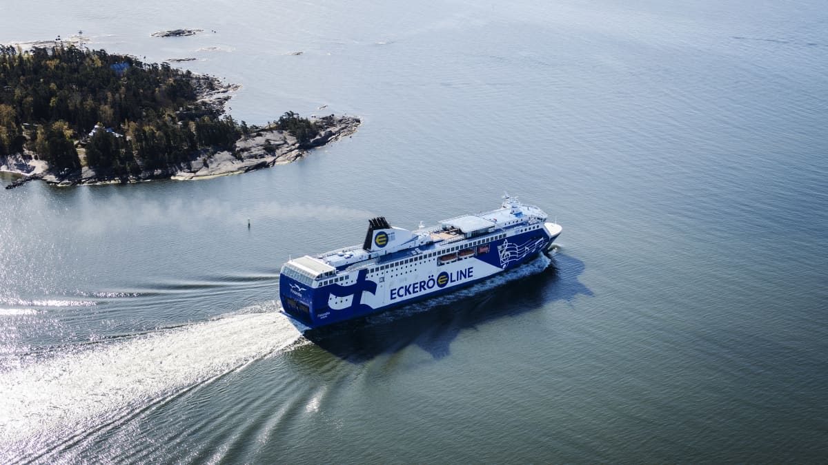 Kuvassa on Helsingistä lähtenyt Eckerö Linen M/S Finlandia-alus toukokuussa 2020.