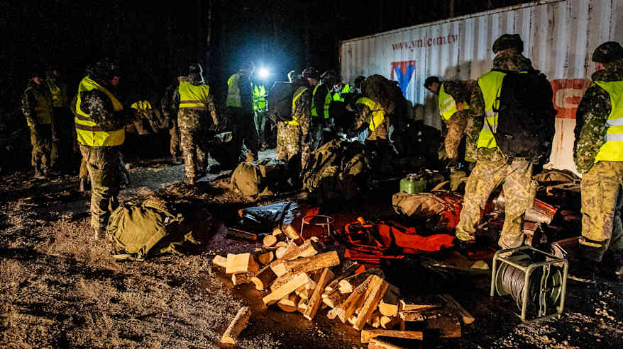 Varusmiehet leiriytyivät Lohjan Kasvihuoneilmiön läheisyyteen ja valmistautuivat avustamaan poliisia.