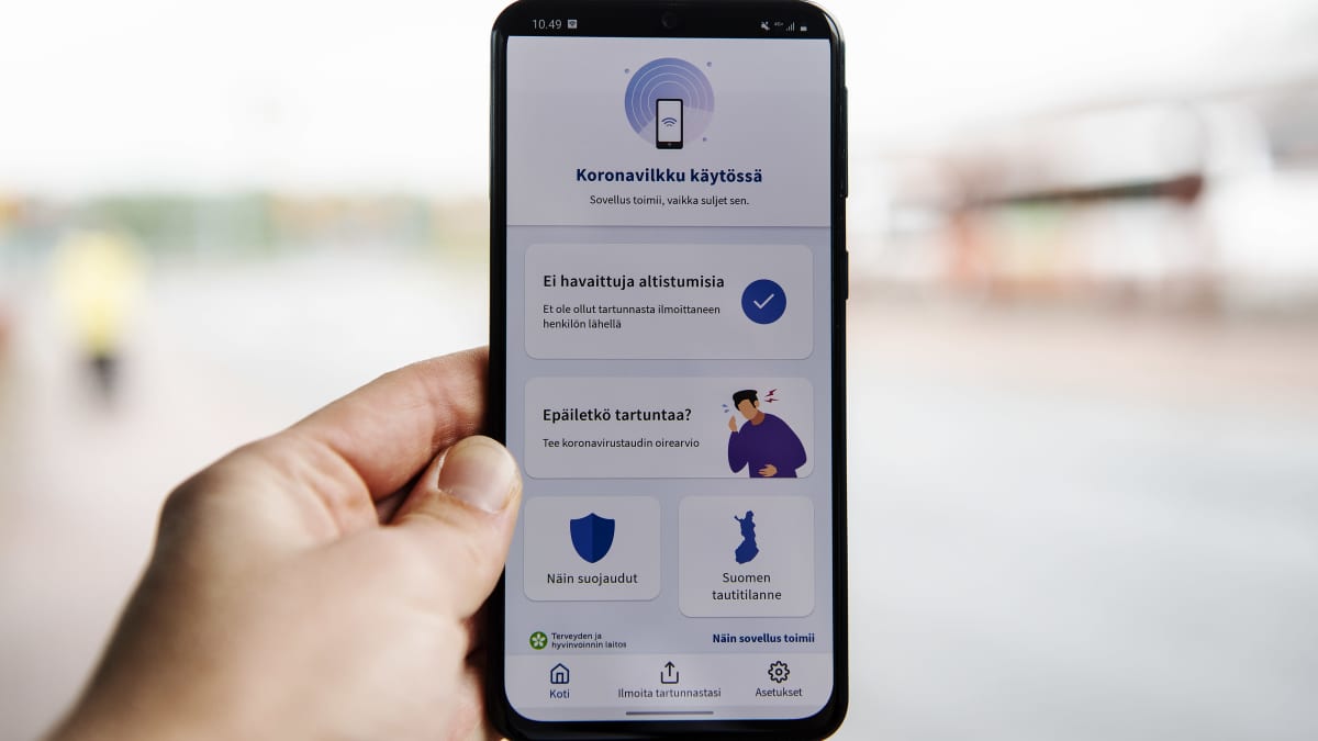 Kuvassa on puhelin, jonka ruudulla on Koronavilkku-sovellus elokuussa 2020.