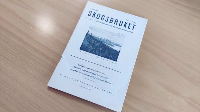 En tidskrift från 1931 som heter Skogsbruket. På pärmen finns namnet på tidningen, en svartvit bild och text.
