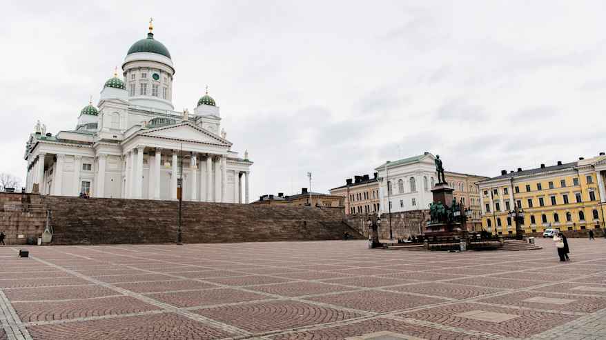 Kuvassa on autio Senaatintori Helsingissä.