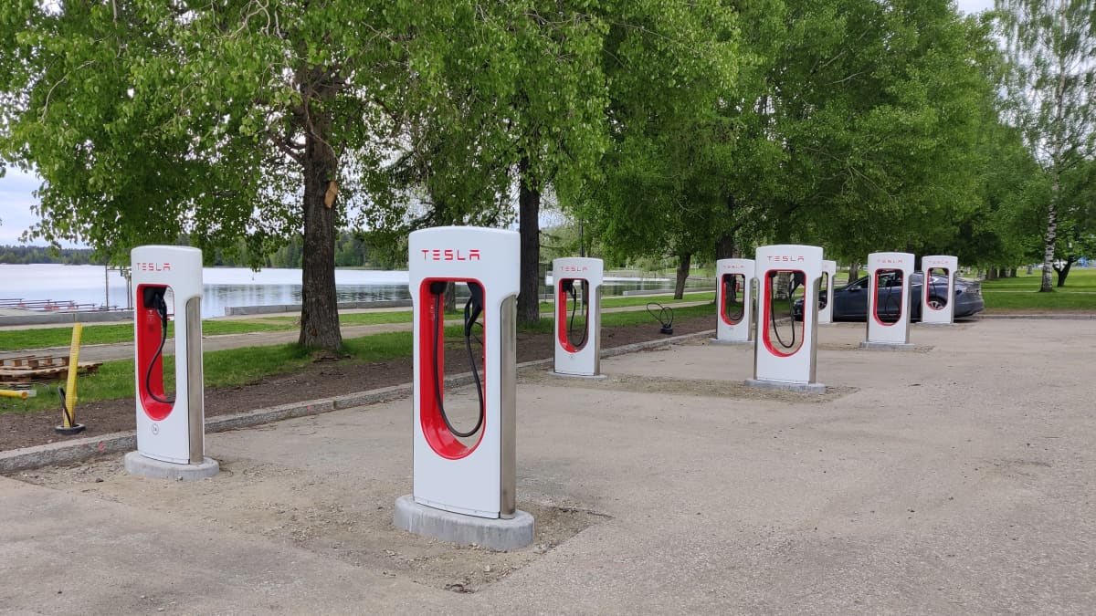 Joen rannassa olevalla pysäköintialueella on kahdeksan sähköautojen latauspistettä. 