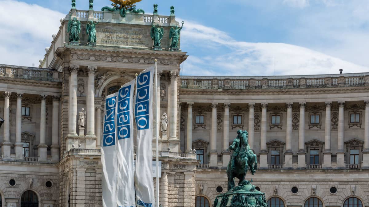 Etyj:n lippuja liehuu Hofburgin palatsin edustalla.