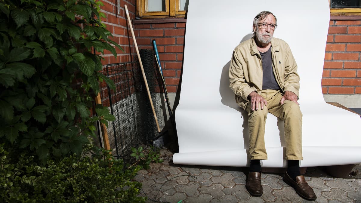 Kuvassa on tutkija Jukka Siikala, joka kuvattiin kotonaan Espoossa elokuussa 2020.