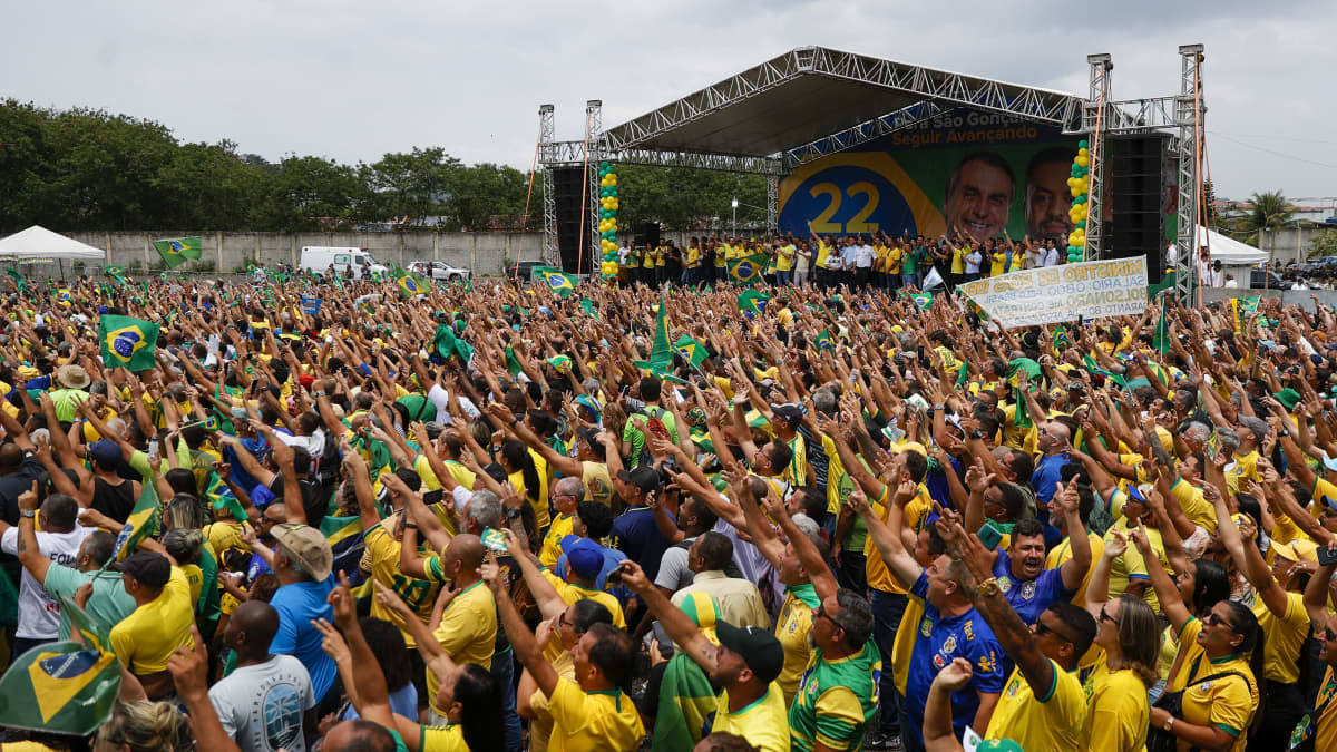 Jair Bolsonaron kannattajat kokoontuivat tukemaan presidenttiä vaalien kynnyksellä São Gonçalossa. 
