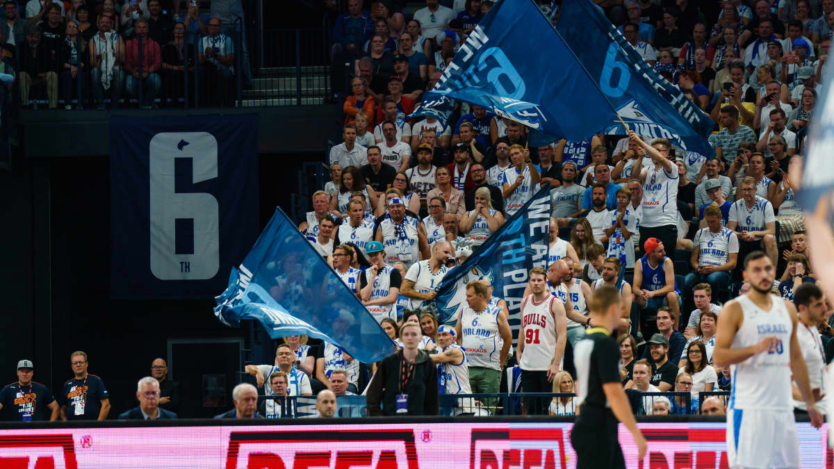 Katsojia Suomen ja Israelin ottelussa MM-karsinnassa syksyllä 2022.