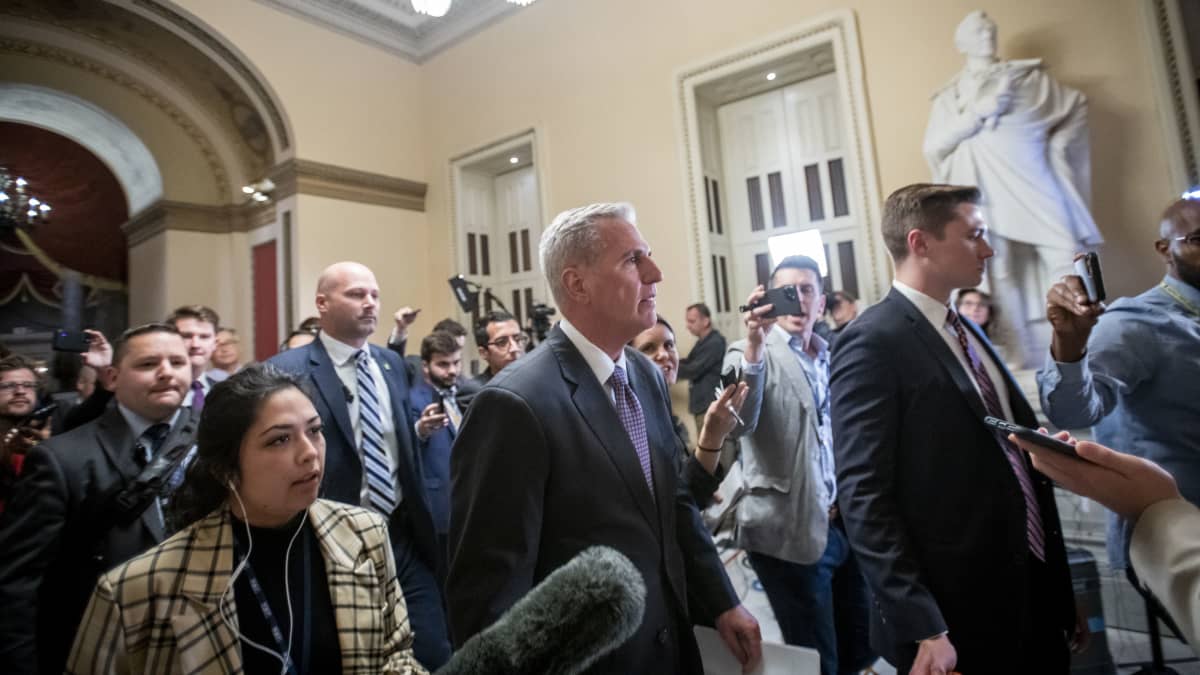 Yhdysvaltain edustajainhuoneen puhemies, republikaanipoliitikko Kevin McCarthy saapuu puhumaan kongressille Capitoliin maan pääkaupunkiin. McCarthy kävelee toimittajien ympäröimänä.