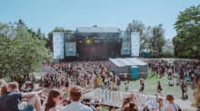 Yleisöä Kesärauha-festivaalilla.