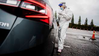 Kuvassa tehdään koronavirustestiä Helsingin Messukeskuksen drive-in-testauspisteellä lokakuussa 2020.