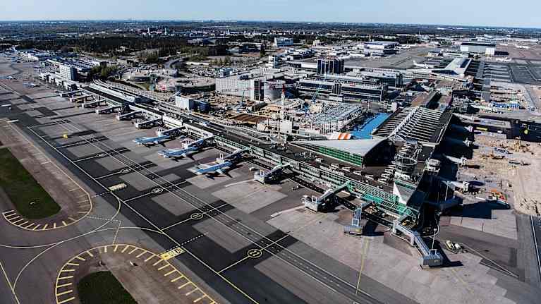 Kuvassa on Finnairin lentokoneita toukokuussa Helsinki-Vantaan lentokentällä. Koneet ovat maassa koronaviruspandemian vuoksi.