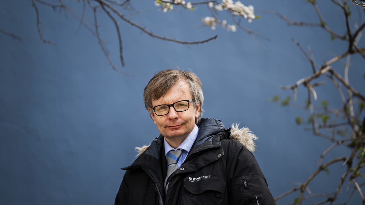 Kuvassa on THL:n Heikki Hiilamo.