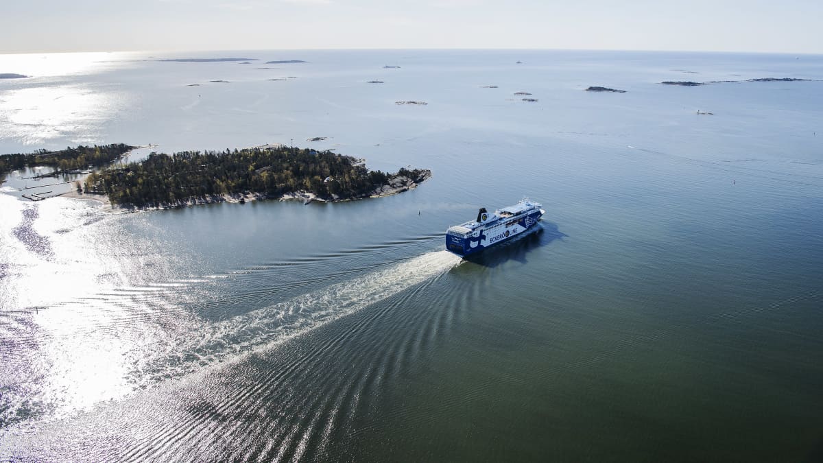 Kuvassa on Helsingistä lähtenyt Eckerö Linen M/S Finlandia-alus toukokuussa 2020.