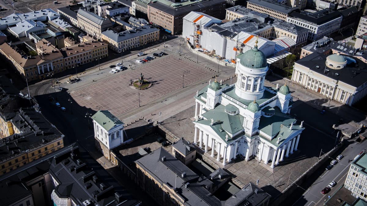 Kuvassa on Helsingin Tuomiokirkko ja Senaatintori toukokuussa 2020.