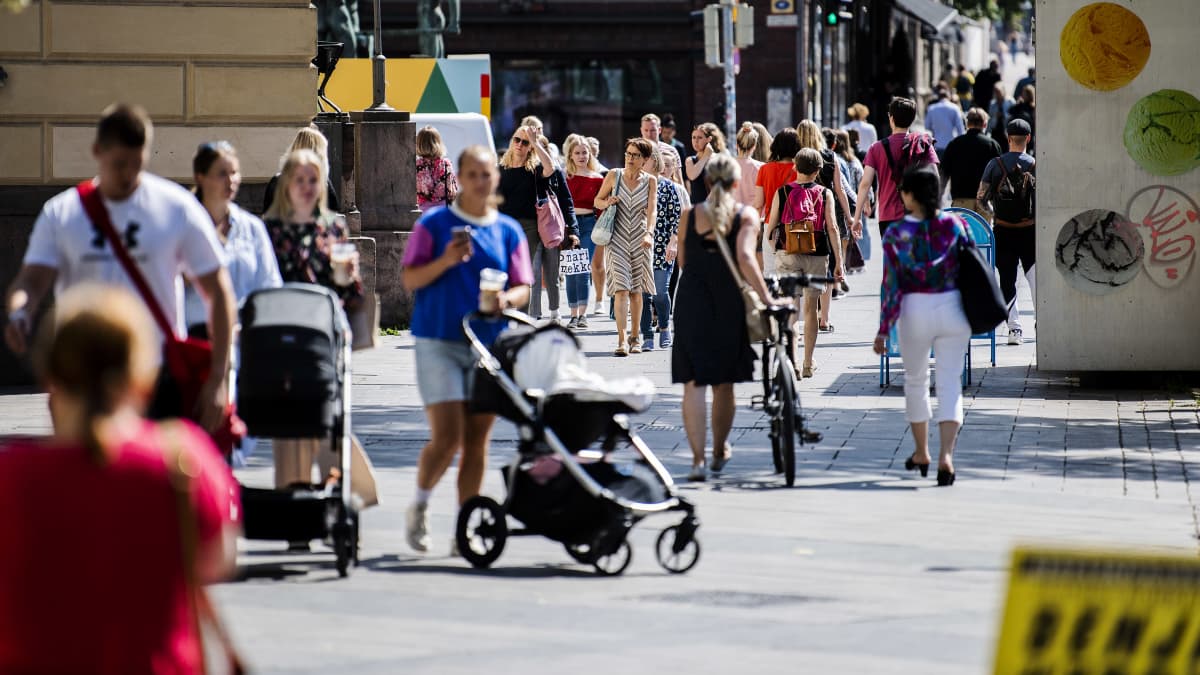 Kuvassa on ihmisiä Helsingin keskustassa heinäkuussa 2020.