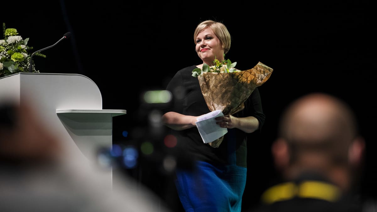Kuvassa on Keskustan vastavalittu puheenjohtaja Annika Saarikko.